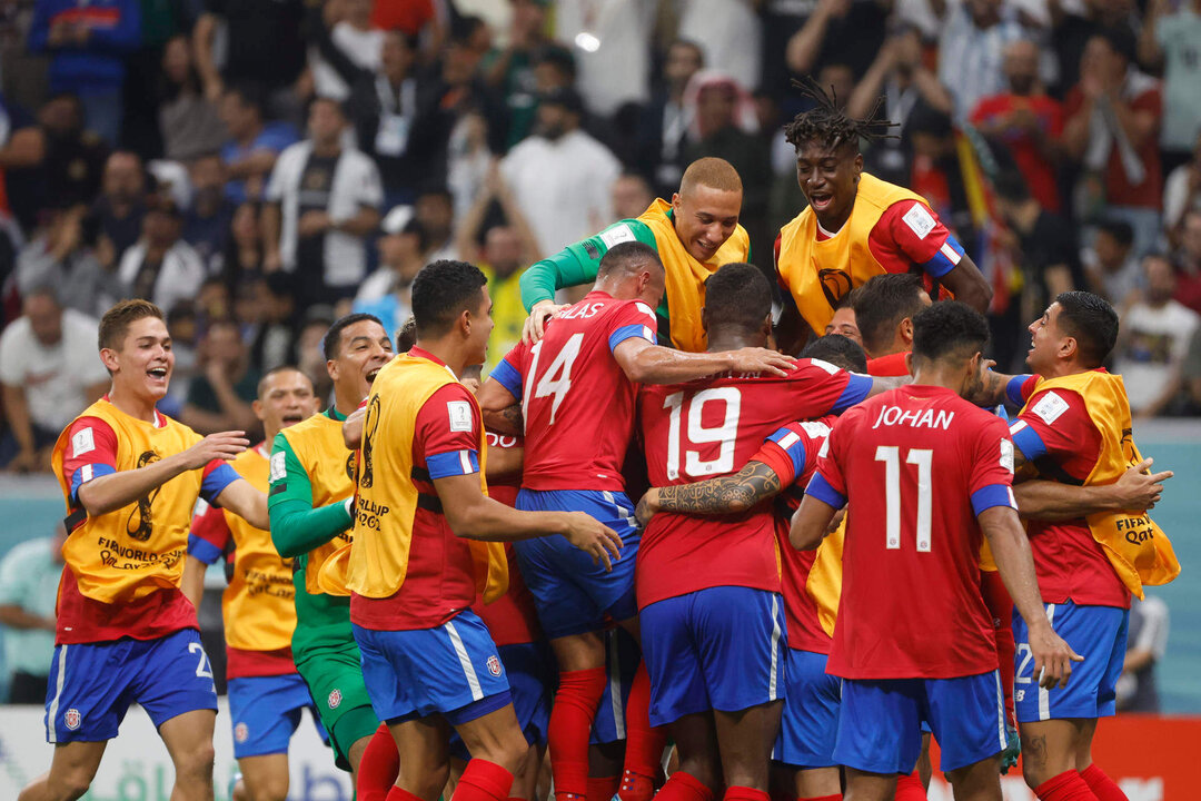 Jugadores de Costa Rica celebran un gol hoy, en un partido de la fase de grupos del Mundial de Fútbol Qatar 2022 entre Costa Rica y Alemania en el estadio Al Bait, en Jor (Catar). EFE/Juan Ignacio Roncoroni