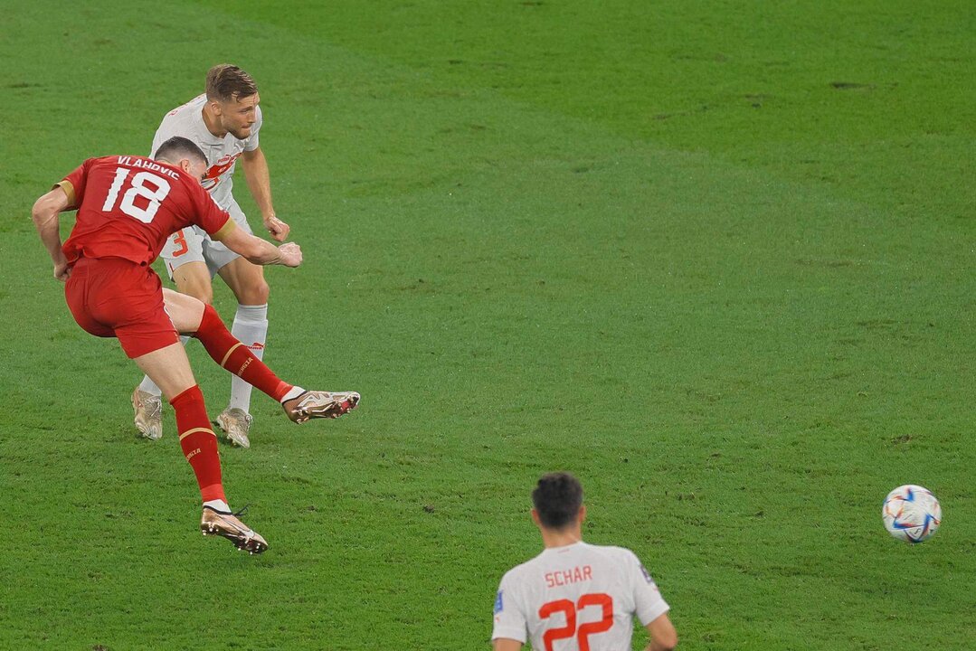 Doha (Qatar), 02/12/2022.- Dusan Vlahovic (L) of Serbia scores the 2-1 during the FIFA World Cup 2022 group G soccer match between Serbia and Switzerland at Stadium 947 in Doha, Qatar, 02 December 2022. (Mundial de Fútbol, Suiza, Estados Unidos, Catar) EFE/EPA/Ronald Wittek