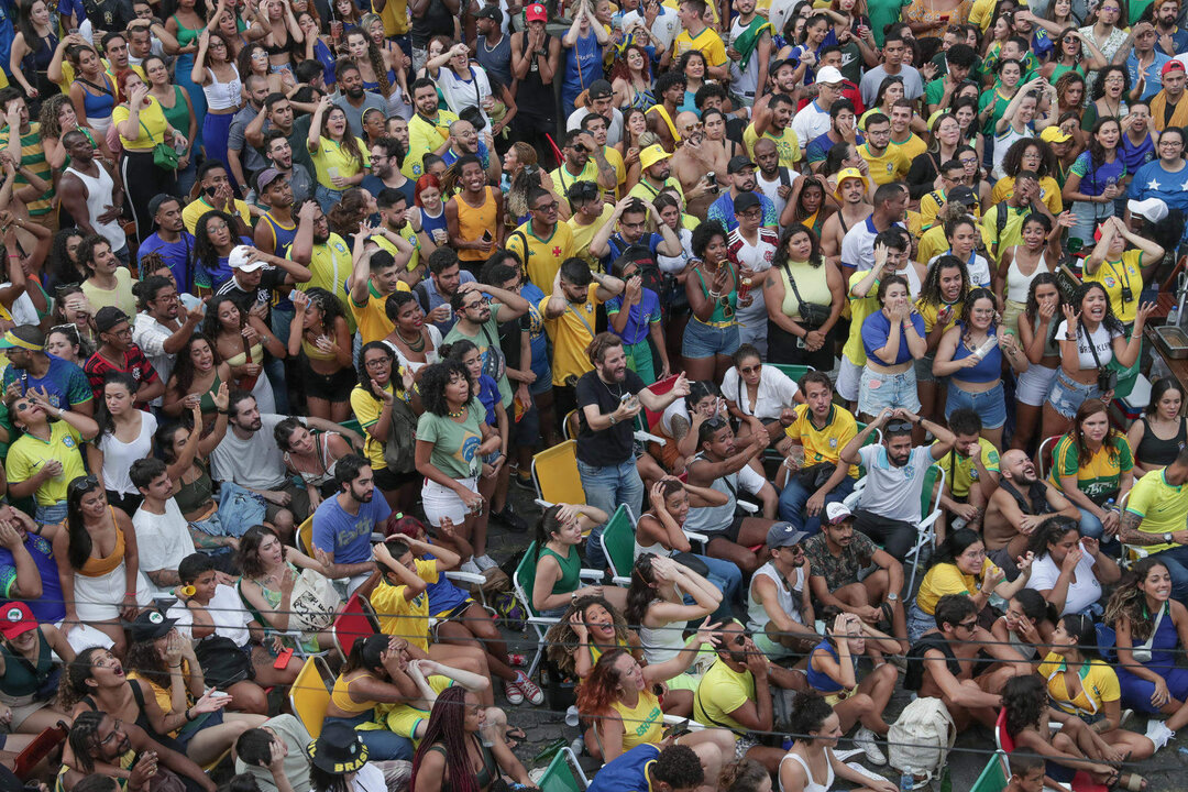 Aficionados se reúnen para ver la transmisión en pantalla gigante del partido del grupo G del Mundial de la FIFA Qatar 2022 entre Brasil y Camerún, hoy, en el barrio da Gamboa en Río de Janeiro (Brasil). EFE/ André Coelho