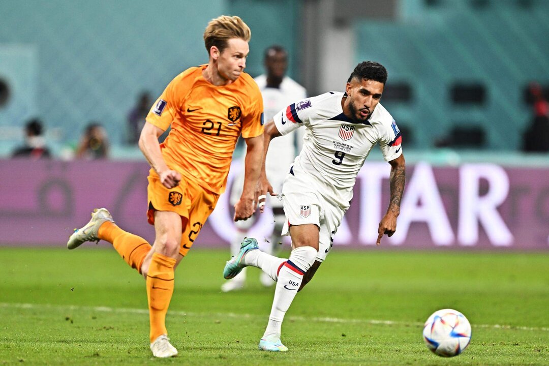 Frenkie de Jong junto a Jesus Ferreira. EFE/EPA/Noushad Thekkayil