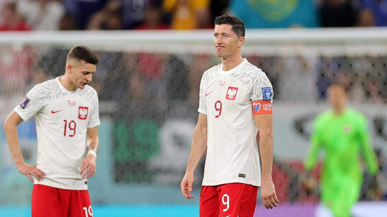 Robert Lewandowski (C) lamenta el gol encajado en Catar. EFE/EPA/Friedemann Vogel