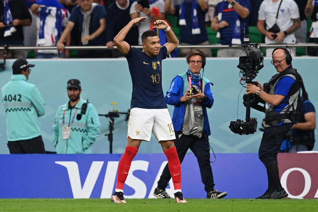 Kylian Mbappe De Francia celebra después de marcar uno de sus goles Al Thumama Estadio en Catar) EFE/EPA/Georgi Licovski