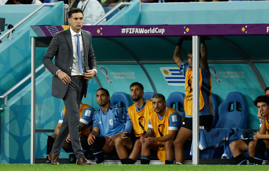 Imagen de archivo del seleccionador de Uruguay Diego Alonso (i) reacciona en un partido de la fase de grupos del Mundial de Fútbol Qatar 2022 entre Ghana y Uruguay en el estadio Al-Janoub, en Al-Wakrah (Catar). EFE/Rodrigo Jiménez