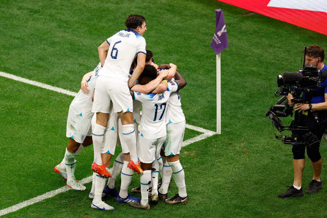 Jugadores de Inglaterra celebran un gol de Harry Kane hoy, en un partido de los octavos de final del Mundial de Fútbol Qatar 2022 entre Inglaterra y Senegal en el estadio Al Bait en Jor (Catar). EFE/ Juan Ignacio Roncoroni