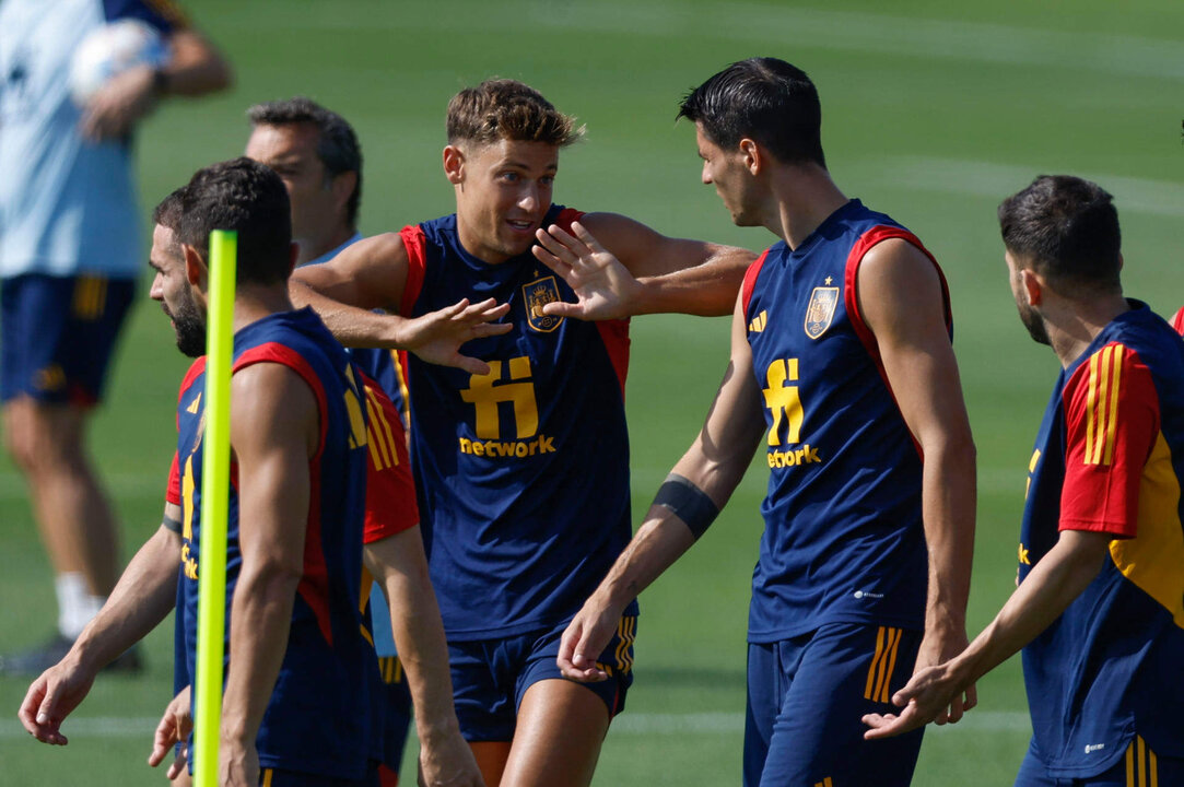 Los jugadores Marcos Llorente y Álvaro Morata, durante el entrenamiento que celebró la selección española en la Universidad de Catar ("Qatar University") en Doha, Catar. EFE/JuanJo Martín