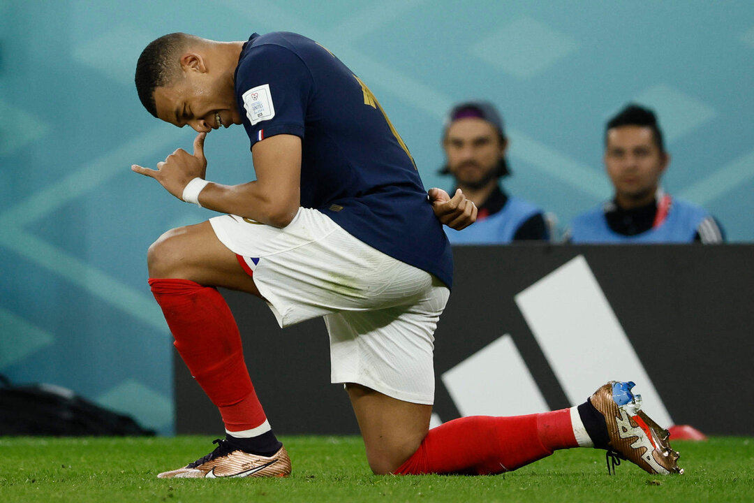 Kylian Mbappe de Francia celebra su gol, en un partido de los octavos de final del Mundial de Fútbol Qatar 2022 entre Francia y Polonia en el estadio Al Zumama en Doha (Catar). EFE/José Méndez