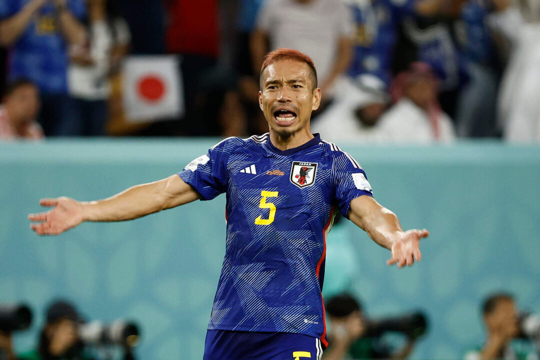 Yuto Nagatomo de Japón celebra un gol de Daizen Maeda hoy, en un partido de los octavos de final del Mundial de Fútbol Qatar 2022 entre Japón y Croacia en el estadio Al Janoub en Al Wakrah (Catar). EFE/ José Méndez