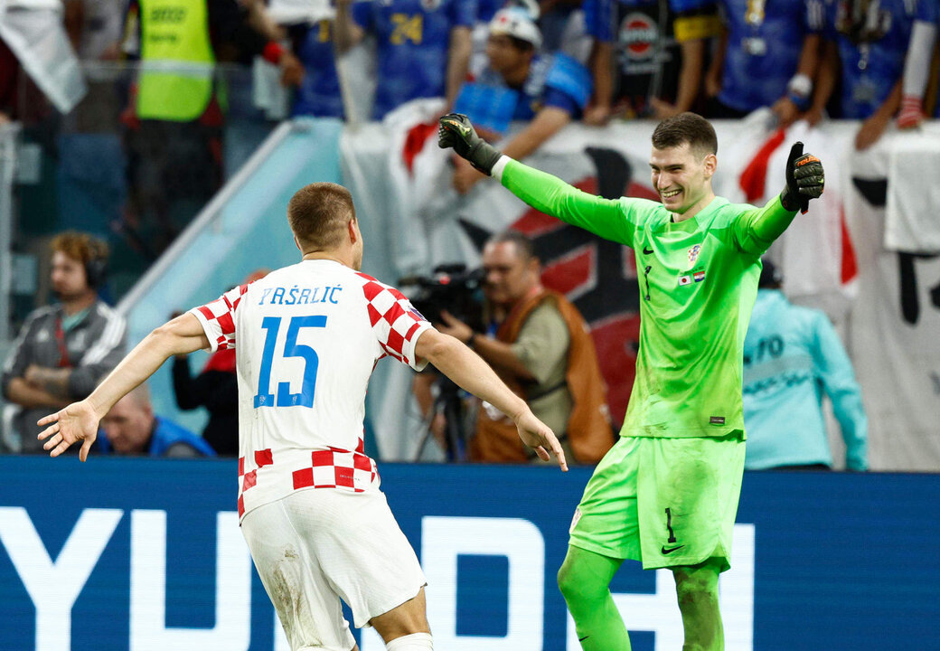 Dominik Livakovic y Mario Pašalić de Croacia celebran, al final de la serie de penaltis en un partido de los octavos de final del Mundial de Fútbol Qatar 2022 entre Japón y Croacia en el estadio Al Janoub en Al Wakrah (Catar). EFE/Rodrigo Jiménez