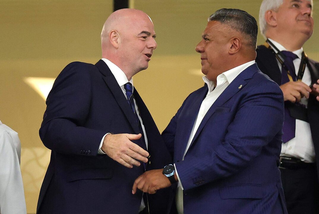 El presidente de la FIFA, Gianni Infantino (I), saluda a Claudio Tapia, presidente de la Asociación Argentina de Fútbol antes del partido del Mundial contra Australia. EFE/EPA/Friedemann Vogel