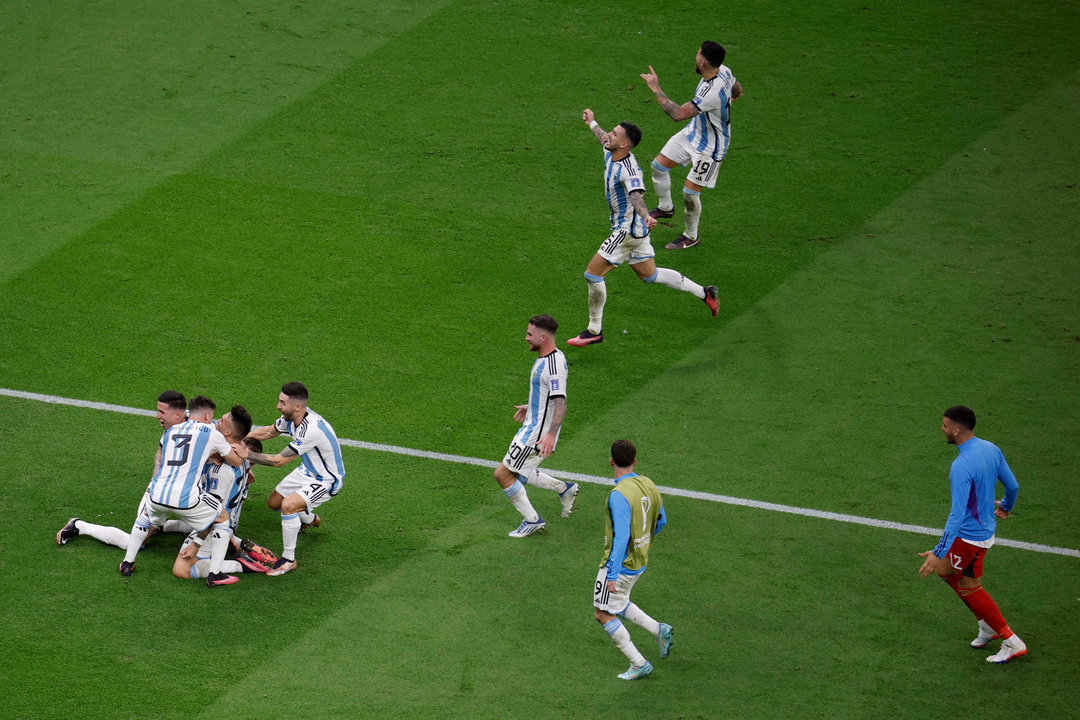 Jugadores de Argentina celebran al ganar la serie de penaltis hoy, en un partido de los cuartos de final del Mundial de Fútbol Qatar 2022 entre Países Bajos y Argentina  en el estadio de Lusail (Catar). EFE/ Alberto Estevez