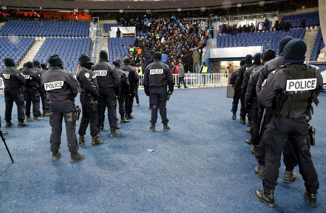 Miembros de la policía francesa en foto de archivo de IAN LANGSDON. EFE