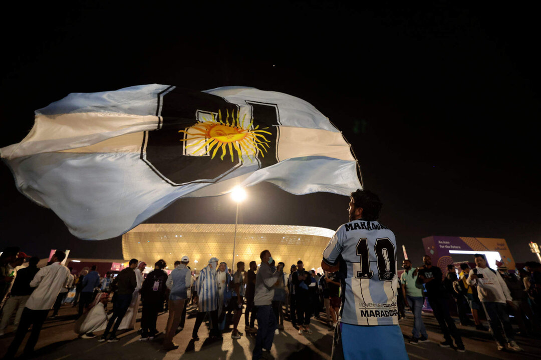 Aficionados de Argentina asisten hoy, a un partido de semifinales del Mundial de Fútbol Qatar 2022 entre Argentina y Croacia en el estadio de Lusail (Catar). EFE/Juan Ignacio Roncoroni