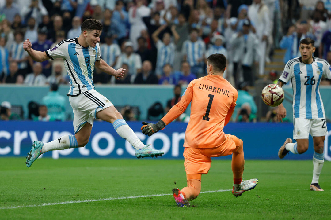 Julián Álvarez anota el segundo gol argentino ante Dominik Livakovic, portero de Croacia. EFE/ Juanjo Martin