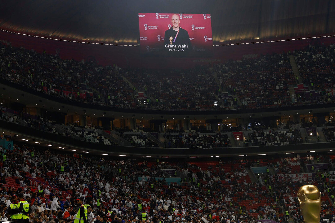 Fotografía de archivo de una pantalla en donde muestra la imagen del periodista estadounidense Grant Wahl que fallecio un partido de los cuartos de final del Mundial de Fútbol Qatar 2022 entre Inglaterra y Francia  en el estadio Al Bait en Jor (Catar). EFE/ Juanjo Martín