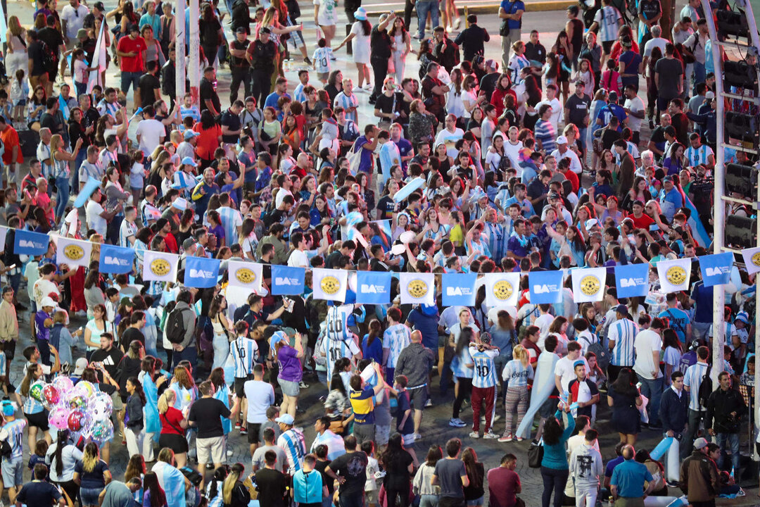 Aficionados argentinos cantan hoy durante un banderazo previo a la final del Mundial de Qatar 2022 entre Argentina y Francia, en Buenos Aires (Argentina). EFE/Raúl Martínez