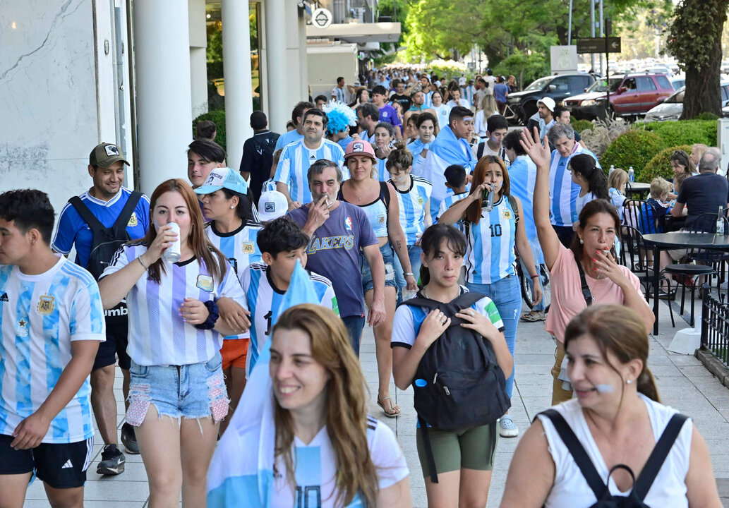 Aficionados de la selección Argentina celebran el título conseguido en la Copa del Mundo Qatar 2022 tras vencer a Francia en la final, hoy, en Buenos Aires (Argentina). EFE/ Matias Martin Campaya