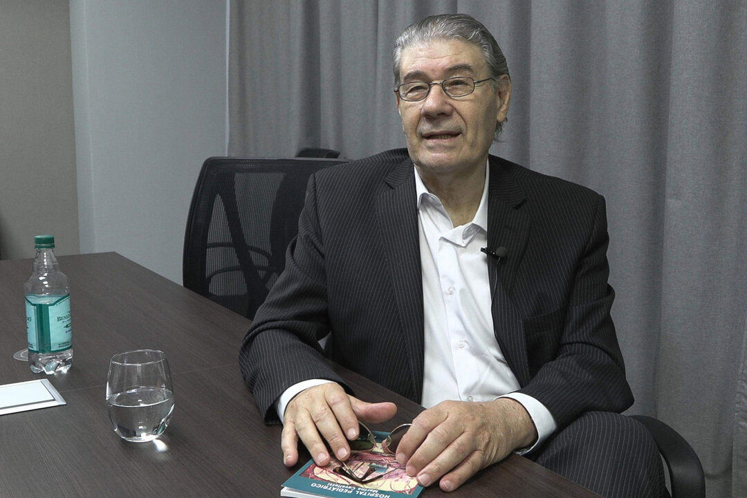 Fotografía de archivo, tomada el pasado 18 de noviembre, en la que se registró al periodista y narrador deportivo uruguayo Víctor Hugo Morales, durante una entrevista con EFE, en la ciudad de Santiago del Estero (Argentina). EFE/Julieta Barrera