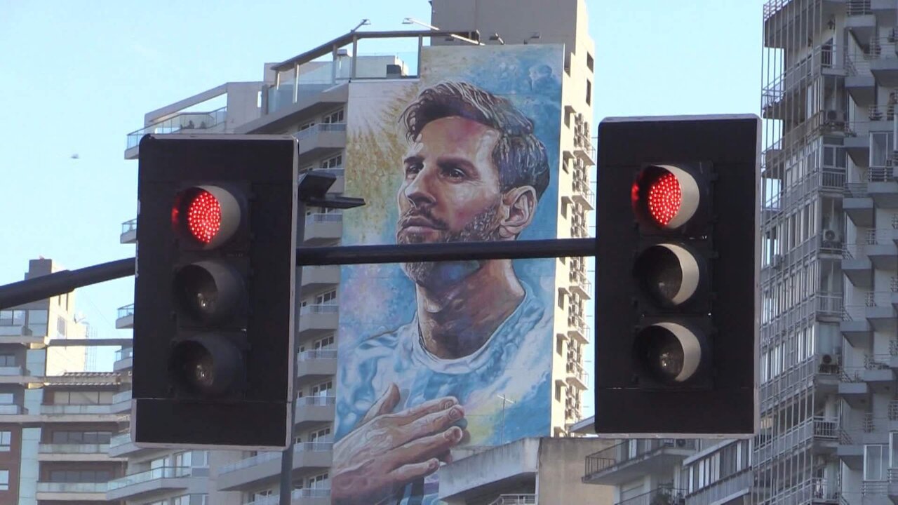 El caos en Rosario, la ciudad donde nació Leo Messi, es absoluto. Miles de personas atiborraron las calles de la ciudad para festejar que su hijo más ilustre es desde hoy más planetario si cabe tras ganar la Copa del Mundo con la Albiceleste, sin olvidar a su otro orgullo, Ángel Di María. Tiempo: 01:37