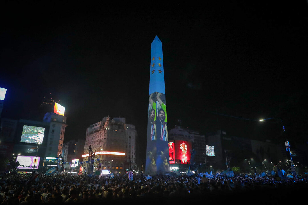 Hinchas de Argentina celebran hoy el campeonato del Mundial Qatar 2022 tras ganar la final contra Francia, en el Obelisco en Buenos Aires (Argentina). EFE/Raúl Martínez