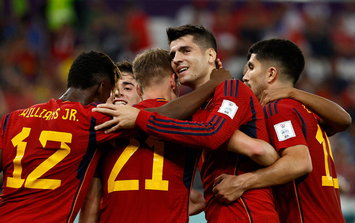 Álvaro Morata celebra un gol con sus compañeros, en el partido contra Costa Rica (7-0), la goleada del Mundial de Qatar. EFE/José Méndez