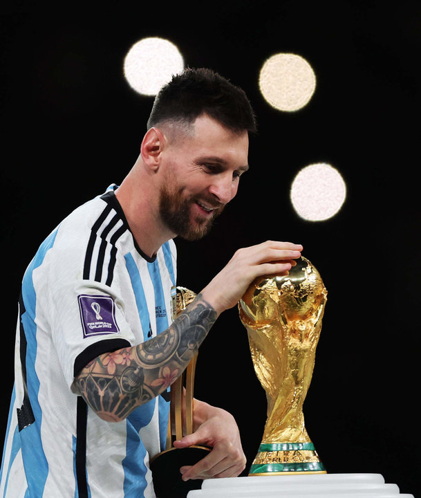Lionel Messi toca la Copa del Mundo tras vencer en la final a Francia en el Lusail stadium. EFE/EPA/Tolga Bozoglu