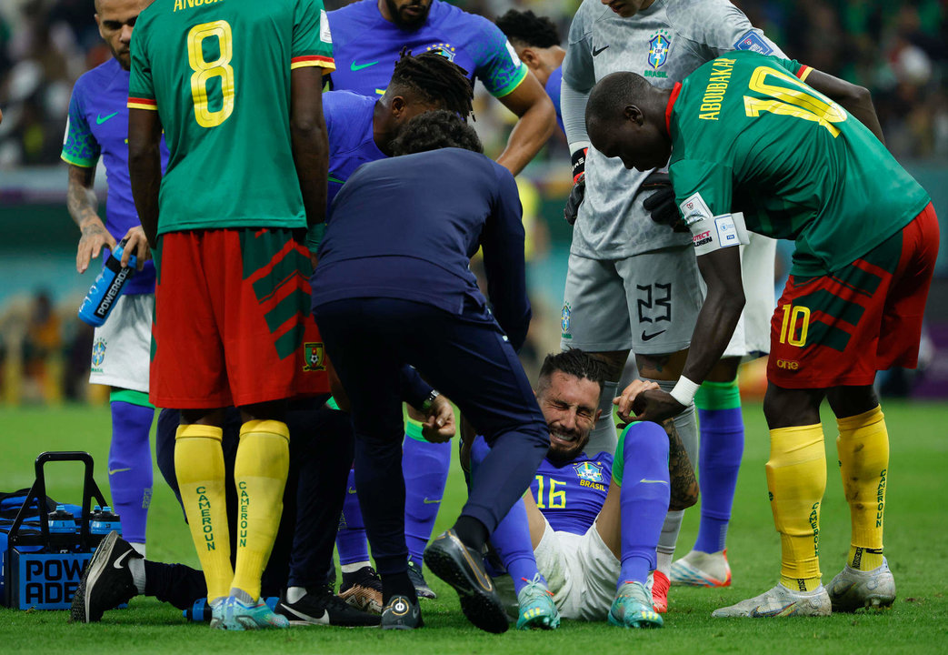 Alex Telles de Brasil reacciona tras una falta en el Mundial de Fútbol Qatar 2022. EFE/ Juanjo Martin